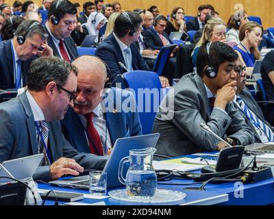 Vienna, Austria, Austria. 19 giugno 2024. I delegati della Bielorussia parlano insieme al Comitato sugli usi pacifici dello spazio esterno: 2024 ha tenuto che è . La sessantasettesima sessione a Vienna, che inizierà il 19 giugno per una conferenza annuale di due settimane che brinderà insieme i 102 membri. Il COPUOS, sviluppato dopo il lancio dello Sputnik, è un comitato delle Nazioni Unite il cui compito principale è quello di rivedere e promuovere la cooperazione internazionale negli usi pacifici dello spazio, nonché di considerare le questioni legali derivanti dall'esplorazione dello spazio. Al suo inizio, la preoccupazione principale era che lo spazio dovesse essere u Foto Stock