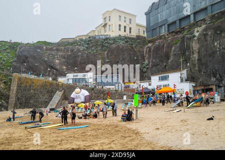 Gente che si riunisce per l'inizio della gara di surf Sand Bandit Showdown al GT Western Beach di Newquay in Cornovaglia nel Regno Unito. Foto Stock