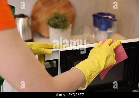 Pulizia professionale del bidone forno a microonde in cucina, primo piano Foto Stock