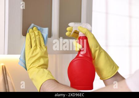 Armadietto di pulizia professionale in cucina, primo piano Foto Stock