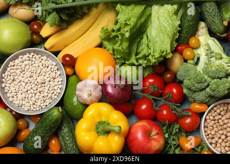 Fonte di proteine per i vegetariani. Diverse verdure fresche, frutta e cereali come sfondo, vista dall'alto Foto Stock