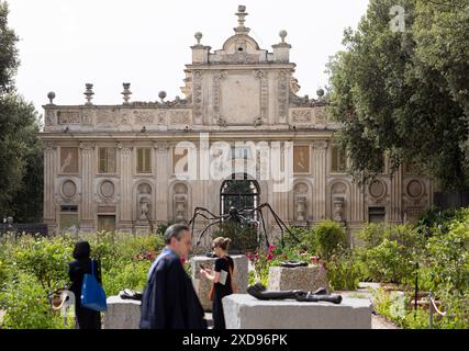 Roma, Italia. 20 giugno 2024. Le persone camminano in giro durante l'anteprima mediatica della mostra "Louise Bourgeois: Unconscious Memories" presso la Galleria Borghese di Roma, Italia, 20 giugno 2024. La mostra "Louise Bourgeois: Unconscious Memories" si svolge qui dal 21 giugno al 15 settembre di quest'anno. Venti sculture sono collocate tra i capolavori della collezione della galleria storica. Crediti: Li Jing/Xinhua/Alamy Live News Foto Stock