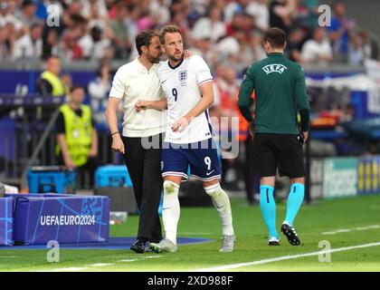 L'allenatore inglese Gareth Southgate mette il braccio intorno a Harry Kane mentre viene sostituito durante la partita UEFA Euro 2024 all'Arena di Francoforte, in Germania. Data foto: Giovedì 20 giugno 2024. Foto Stock