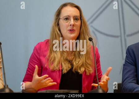 Duesseldorf, Germania. 21 giugno 2024. Katharina Dröge, capogruppo parlamentare dei Verdi del Bundestag, interviene in una conferenza stampa dei Verdi nel parlamento statale della Renania settentrionale-Vestfalia. Credito: Henning Kaiser/dpa/Alamy Live News Foto Stock