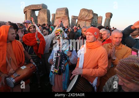 Salisbury, Inghilterra, Regno Unito. 21 giugno 2024. I devoti di Hare Krishna celebrano l'innalzamento del sole come parte delle celebrazioni del solstizio d'estate a Stonehenge. Stonehenge fu costruita dai primi britannici circa 4000 anni fa per allinearsi al sole sui solstizi. Il solstizio d'estate segna la fine della primavera e l'inizio dell'estate ed è il giorno più lungo e la notte più breve dell'emisfero settentrionale. L'evento è celebrato da migliaia di pagani in tutto il mondo con canti e balli. (Credit Image: © Martin Pope/ZUMA Press Wire) SOLO PER USO EDITORIALE! Non per USO commerciale! Foto Stock