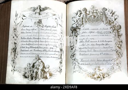 Pagine con elenchi di nomi di bambini e matrimoni in Antique 19th Century Brown's Self-Interpreting Family Bible Foto Stock