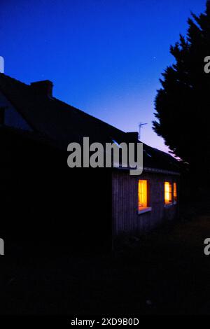 Casa in un paesaggio di campagna francese al crepuscolo a Les Alleuds in Angiò nel dipartimento del Maine-et-Loire in Francia il 16 luglio 2023. Maison dans un pay Foto Stock