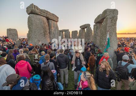 Stonehenge, Wiltshire, Regno Unito. 21 giugno 2014. I moderni Druidi, pagani e migliaia di rivelatori si riuniscono a Stonehenge nella piana di Salisbury per celebrare il solstizio d'estate. L'evento attira centinaia di persone da tutto il mondo. Penelope Barritt/Alamy Live News Foto Stock