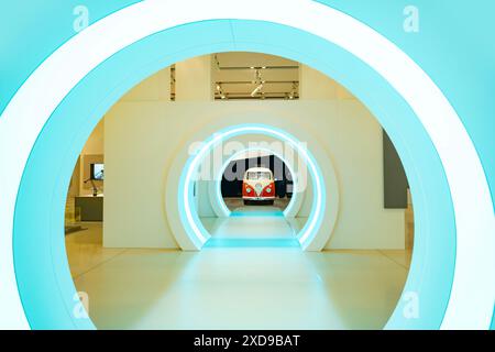 Classico autobus Volkswagen rosso e bianco d'epoca, nostalgia della cultura pop automobilistica anni '1960, mostra iconica Volkswagen Group Forum a Berlino, Germania - Foto Stock