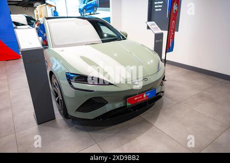 Vista frontale dell'auto elettrica New Sage Green BYD Seal, SUV produttore cinese in Studio, Elegance Vehicle in showroom, innovazione nell'industria automobilistica S Foto Stock