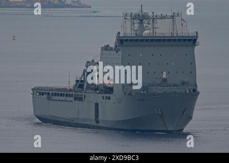 Lyme Bay una nave da sbarco ausiliaria classe Bay della Royal Fleet Auxiliary (RFA) in partenza per lo schieramento. Foto Stock