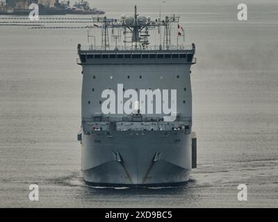 Lyme Bay una nave da sbarco ausiliaria classe Bay della Royal Fleet Auxiliary (RFA) in partenza per lo schieramento. Foto Stock