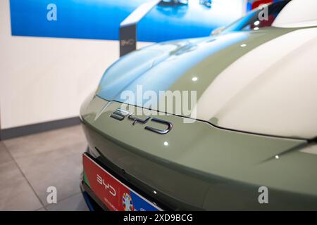 Vista frontale dell'auto elettrica New Sage Green BYD Seal, SUV produttore cinese in Studio, Elegance Vehicle in showroom, innovazione nell'industria automobilistica S Foto Stock