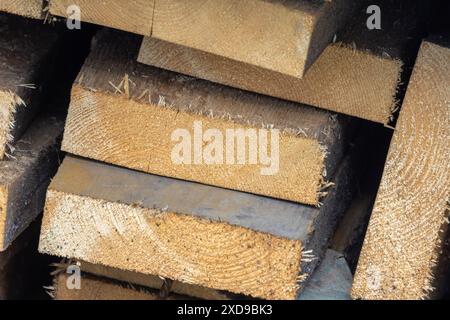 Pannelli di legno grezzo impilati primo piano, legno come materiale da costruzione Foto Stock