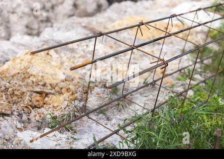 Gabbia di rinforzo per basamenti in calcestruzzo a terra in cantiere, foto di sfondo industriale Foto Stock