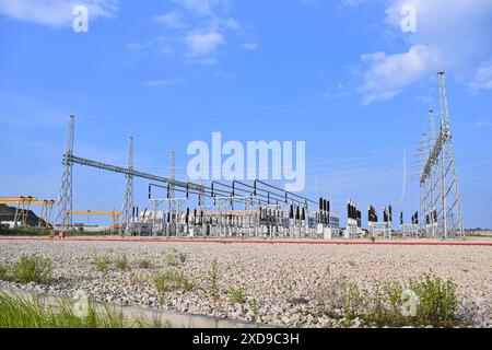 (240621) -- KUALA LUMPUR, 21 giugno 2024 (Xinhua) -- Una sottostazione di trasformazione a 275 kv investita dal Beibu Gulf Port Group è stata osservata al Parco industriale Malaysia-Cina Kuantan (MCKIP) nello stato di Pahang in Malesia, 13 giugno 2024. China-Malaysia Qinzhou Industrial Park, situato nella regione autonoma Guangxi Zhuang della Cina meridionale, e Malaysia-China Kuantan Industrial Park (MCKIP), situato nello stato di Pahang in Malesia, aperto rispettivamente nel 2012 e nel 2013. I due parchi hanno dato un nuovo esempio di cooperazione economica bilaterale sotto il modello di "due paesi, i parchi gemelli". Negli ultimi dieci anni, il coo Foto Stock