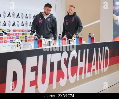 Herzogenaurach, Germania. 21 giugno 2024. Calcio: Il Campionato europeo, la nazionale, la conferenza stampa, il tedesco Deniz Undav (l) e Chris Führich arrivano per una conferenza stampa. Credito: Christian Charisius/dpa/Alamy Live News Foto Stock