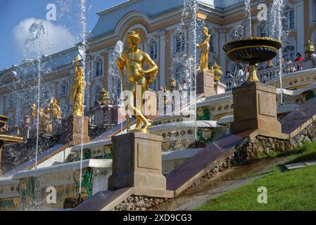 PETERHOF, RUSSIA - 13 GIUGNO 2024: Frammento della grande cascata nel Parco inferiore. Peterhof Foto Stock