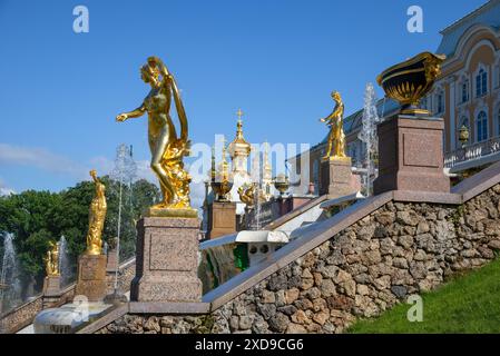 PETERHOF, RUSSIA - 13 GIUGNO 2024: Sculture del grande Foto Stock