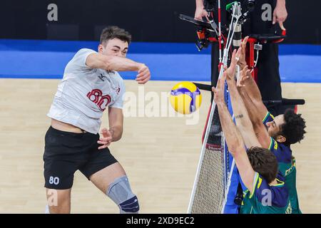 Pasay City, Filippine. 21 giugno 2024. Eric Loeppky (L) del Canada punta la palla durante la partita tra Canada e Brasile alla Men's Volleyball Nations League (VNL) 2024 a Pasay City, nelle Filippine, il 21 giugno 2024. Crediti: Rouelle Umali/Xinhua/Alamy Live News Foto Stock