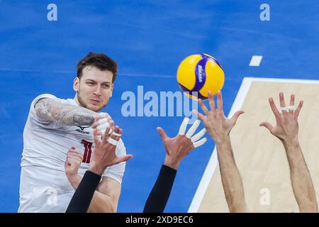 Pasay City, Filippine. 21 giugno 2024. Arthur Szwarc del Canada punta la palla durante la partita tra Canada e Brasile alla Men's Volleyball Nations League (VNL) 2024 a Pasay City, nelle Filippine, il 21 giugno 2024. Crediti: Rouelle Umali/Xinhua/Alamy Live News Foto Stock