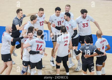 Pasay City, Filippine. 21 giugno 2024. I giocatori del Canada festeggiano dopo aver vinto la partita tra Canada e Brasile alla Men's Volleyball Nations League (VNL) 2024 a Pasay City, nelle Filippine, il 21 giugno 2024. Crediti: Rouelle Umali/Xinhua/Alamy Live News Foto Stock