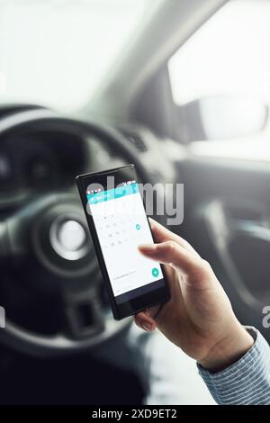 Telefono, auto e calendario digitale con le mani per data, pianificazione e app mobile per agenda e promemoria. Viaggio, online e conducente con schermo per la guida Foto Stock