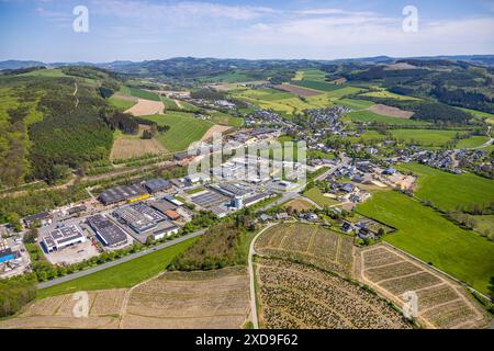 Vista aerea, quartiere Bremke, zona industriale Im Wennetal con la compagnia di legname Baus Beckmann, vista distante, paesaggio collinare, prati e campi e riv Foto Stock