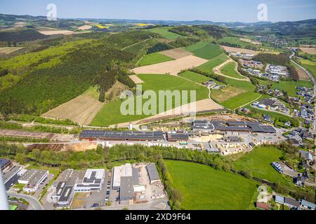 Vista aerea, distretto di Bremke, zona industriale Im Wennetal con l'azienda di legname Baus Beckmann, zona industriale Stakelbrauk con costruzione di strade costr Foto Stock