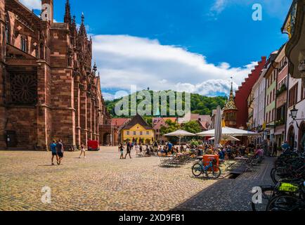 Friburgo in Brisgovia, Germania, 23 luglio 2023, Haus der badischen weine nella piazza della cattedrale di muenster nella città vecchia, chiamata alte wache con molte persone Foto Stock