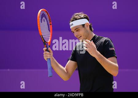 Taylor Fritz in azione contro Jordan Thompson (non nella foto) il settimo giorno dei Cinch Championships al Queen's Club di Londra. Data foto: Sabato 21 giugno 2024. Foto Stock