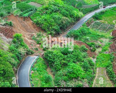 Shexian. 21 giugno 2024. Una foto aerea scattata il 21 giugno 2024 mostra il sito di una frana causata da forti piogge nella città di Guilin della contea di Shexian, nella provincia di Anhui nella Cina orientale. Le piogge continue hanno colpito molte parti della Cina orientale e meridionale, causando vite umane, danneggiando le colture e tagliando le strade. Le autorità locali hanno aumentato i livelli di risposta alle emergenze per ridurre al minimo l'impatto delle condizioni meteorologiche estreme. Crediti: Du Yu/Xinhua/Alamy Live News Foto Stock