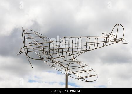 Scultura in filo metallico di un combattente Spitfire presso il centro visitatori RAF Metheringham Aviation, Lincolnshire, Inghilterra Foto Stock