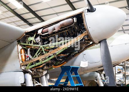 De Havilland Mosquito caccia notturno, HJ711, in mostra con il motore Merlin esposto durante la riparazione. Lincolnshire Aviation Heritage Centre, Foto Stock