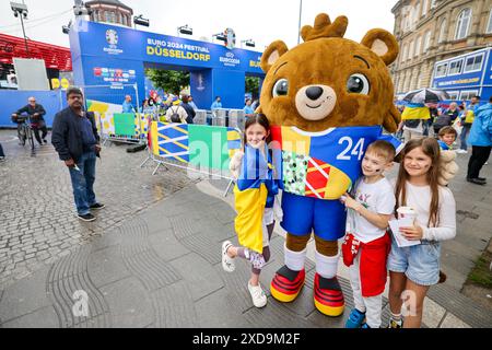 Duesseldorf, Germania. 21 giugno 2024. Calcio: Campionato europeo, Slovacchia - Ucraina, turno preliminare, gruppo e, 2° partita: La mascotte del Campionato europeo Albärt ha la sua foto scattata con alcuni bambini. Crediti: Christoph Reichwein/dpa/Alamy Live News Foto Stock