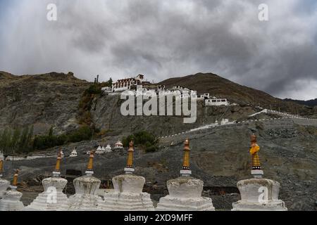 Nubra, Leh, Ladakh, India. 21 giugno 2024. Una veduta di Diskit Gompa a Nubra, Leh. Diskit (Disket) è il quartier generale della Nubra Valley nel distretto di Leh nel Ladakh, a circa 120 km da Leh. Diskit si trova sulle rive del fiume Shyok ed è famosa per il monastero di Diskit, il più antico e grande gompa della valle di Nubra. Hunder è a soli 7 km da Diskit. (Credit Image: © Basit Zargar/ZUMA Press Wire) SOLO PER USO EDITORIALE! Non per USO commerciale! Foto Stock