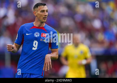 DUSSELDORF, GERMANIA - 21 GIUGNO: La Slovacchia Robert Bozenik guarda in alto durante il girone e - UEFA EURO 2024 tra Slovacchia e Ucraina al Merkur Spiel-Arena il 21 giugno 2024 a Dusseldorf, Germania. (Foto di Joris Verwijst/Agenzia BSR)/Alamy Live News Foto Stock