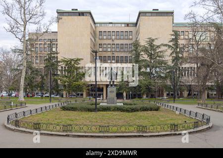 Belgrado, Serbia - 1 marzo 2022: Monumento a Jovan Cvijic presso lo Student Park di fronte all'edificio universitario del centro della capitale durante il giorno d'inverno. Foto Stock