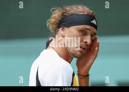 Halle, Germania. 21 giugno 2024. Tennis: ATP Tour, singolare, quarti di finale, Fils (Francia) - Zverev (Germania). Alexander Zverev si afferra la faccia. Credito: Friso Gentsch/dpa/Alamy Live News Foto Stock