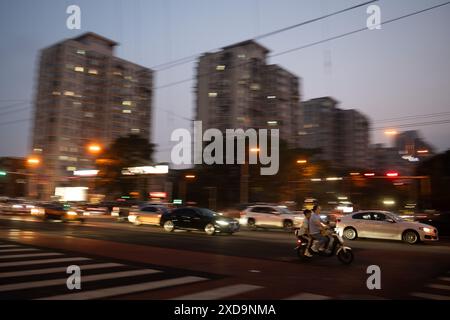 Pechino, Cina. 21 giugno 2024. Le auto attraversano un incrocio. Il ministro dell'economia Habeck è arrivato in Cina come parte di un viaggio in Asia orientale. Crediti: Sebastian Christoph Gollnow/dpa/Alamy Live News Foto Stock
