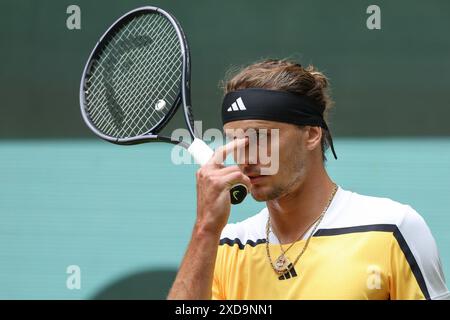 Halle, Germania. 21 giugno 2024. Tennis: ATP Tour, singolare, quarti di finale, Fils (Francia) - Zverev (Germania). Alexander Zverev si afferra il naso. Credito: Friso Gentsch/dpa/Alamy Live News Foto Stock