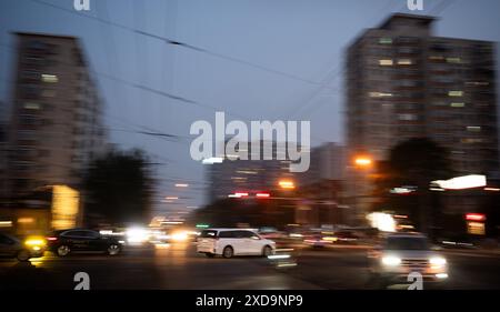 Pechino, Cina. 21 giugno 2024. Un'auto elettrica Voyah attraversa un incrocio. Il ministro dell'economia Habeck è arrivato in Cina come parte di un viaggio in Asia orientale. Crediti: Sebastian Christoph Gollnow/dpa/Alamy Live News Foto Stock