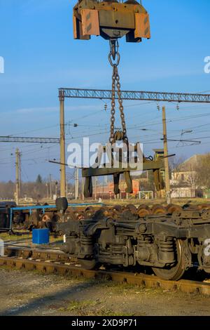 Le ruote delle carrozze ferroviarie sono in attesa di riparazione allo svincolo ferroviario Foto Stock