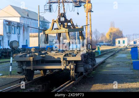 Sale montate per vagoni ferroviari sullo svincolo ferroviario durante l'attesa di riparazione Foto Stock