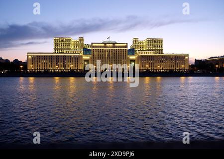 L'edificio del Ministero della difesa della Federazione Russa sulle rive del fiume Mosca in serata Foto Stock