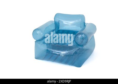 sedia gonfiabile blu trasparente isolata su bianco. Foto di alta qualità Foto Stock
