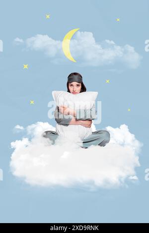 Immagine di tendenza grafica schizzo collage fotografico 3D composito di cielo all'aperto nuvole luna notte stella giovane donna seduto abbraccio cuscino triste sveglia Foto Stock