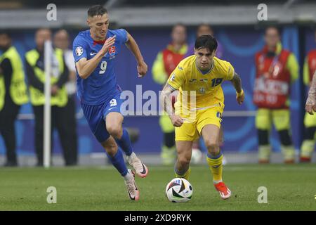 Dusseldorf, Germania. 21 giugno 2024. DUSSELDORF, Dusseldorf Arena, 21-06-2024, Campionato europeo di calcio Euro2024, partita a gironi n. 21 tra Slovacchia e Ucraina, giocatore slovacco Robert Bozenik e giocatore ucraino Mykola ShaparenkoDUSSELDORF, Dusseldorf Arena, 21-06-2024, Campionato europeo di calcio Euro2024, partita a gironi n. 21 tra Slovacchia e Ucraina, giocatore slovacco Robert Bozenik e giocatore slovacco credito: Pro Shots/Alamy Live News Foto Stock