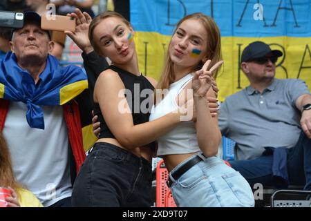 Dusseldorf, Germania. 21 giugno 2024. Tifosi ucraini durante UEFA Euro 2024 - Slovacchia vs Ucraina, UEFA European Football Championship a Dusseldorf, Germania, 21 giugno 2024. Crediti fotografici: Agenzia fotografica indipendente/Alamy Live News Foto Stock