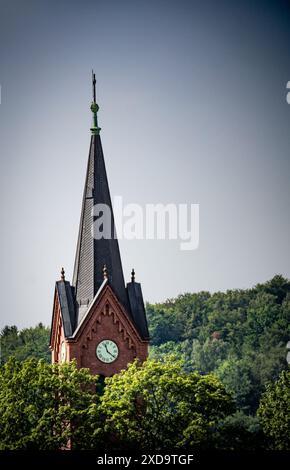 Torre della Chiesa con Orologio e alberi sullo sfondo Foto Stock